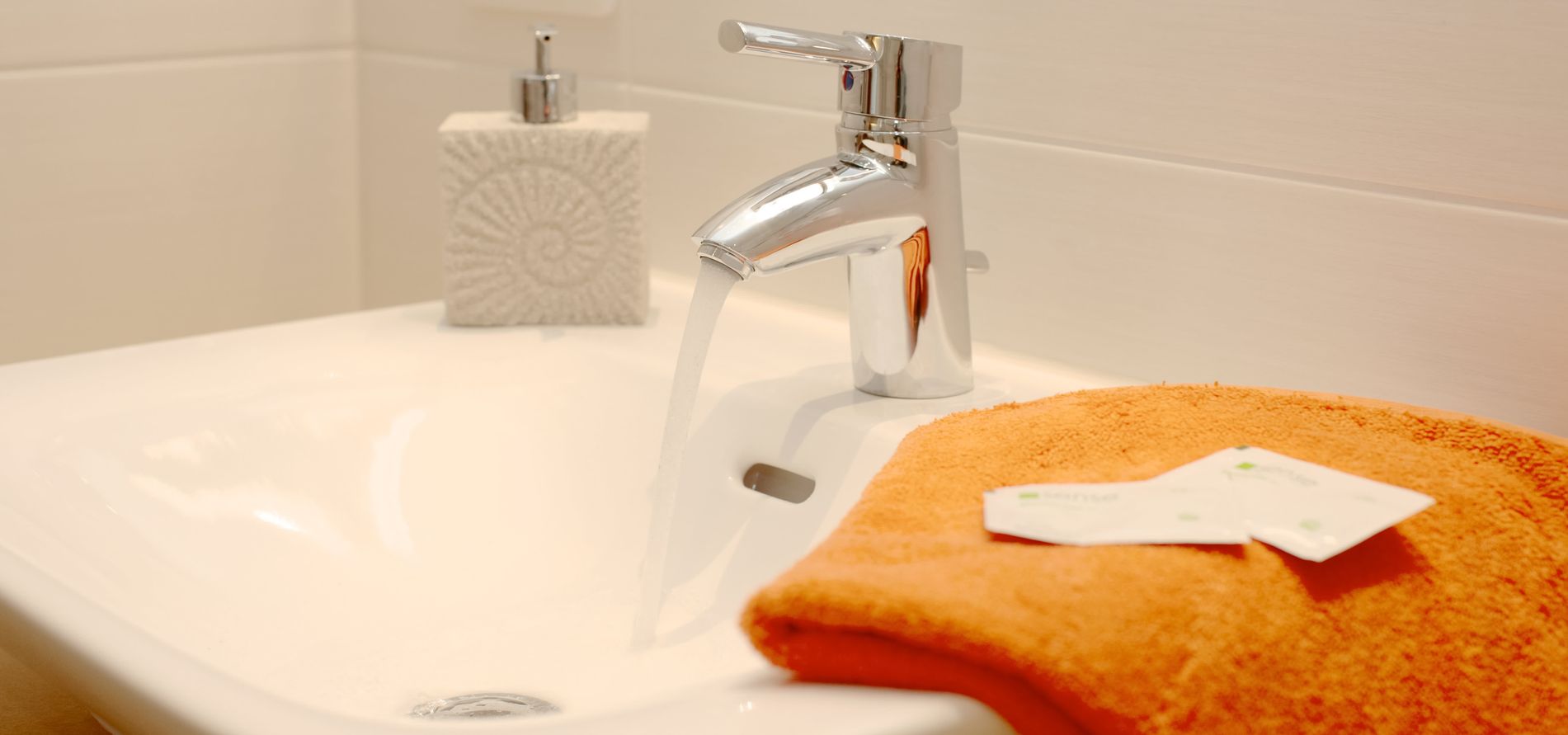 Badezimmer im Hotel Pension Fortuna - Das Salzhotel